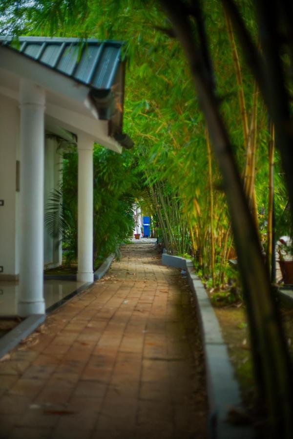 Contour Backwaters Hotel Resort & Convention Centre Rāmankari Εξωτερικό φωτογραφία
